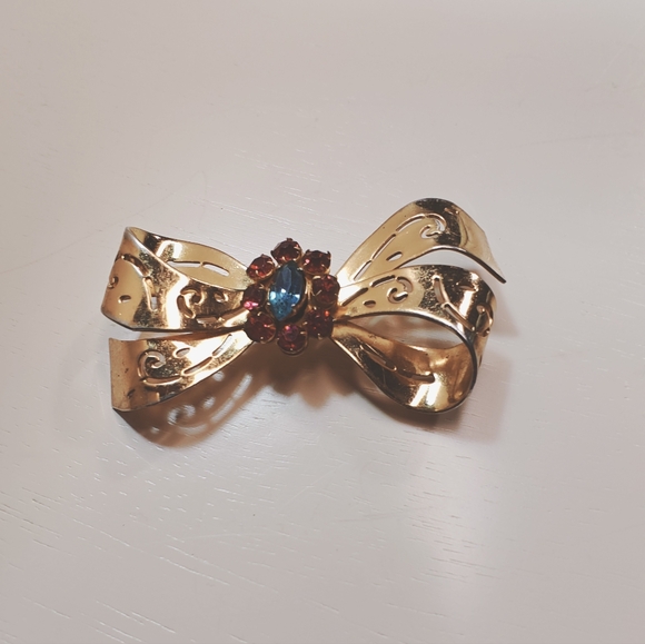 CORO Metalcut Gold Tone Ribbon Brooch w/Rhinestones Center Vintage - Picture 3 of 5